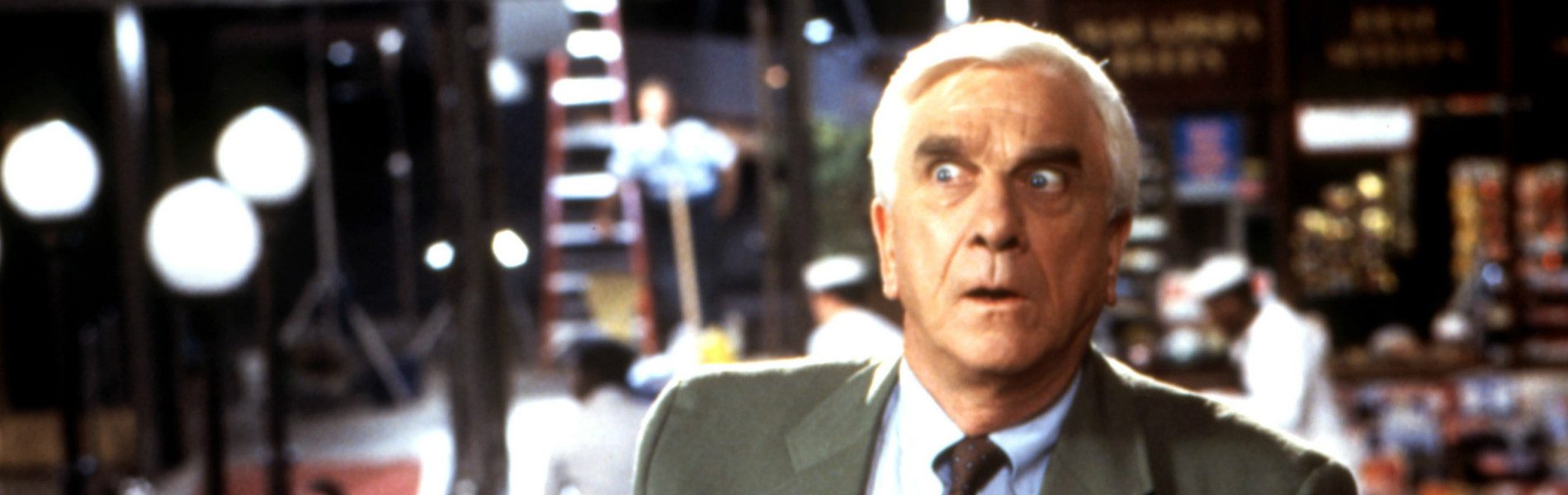 10 fergeteges vígjáték Leslie Nielsen főszereplésével, amit látni kell