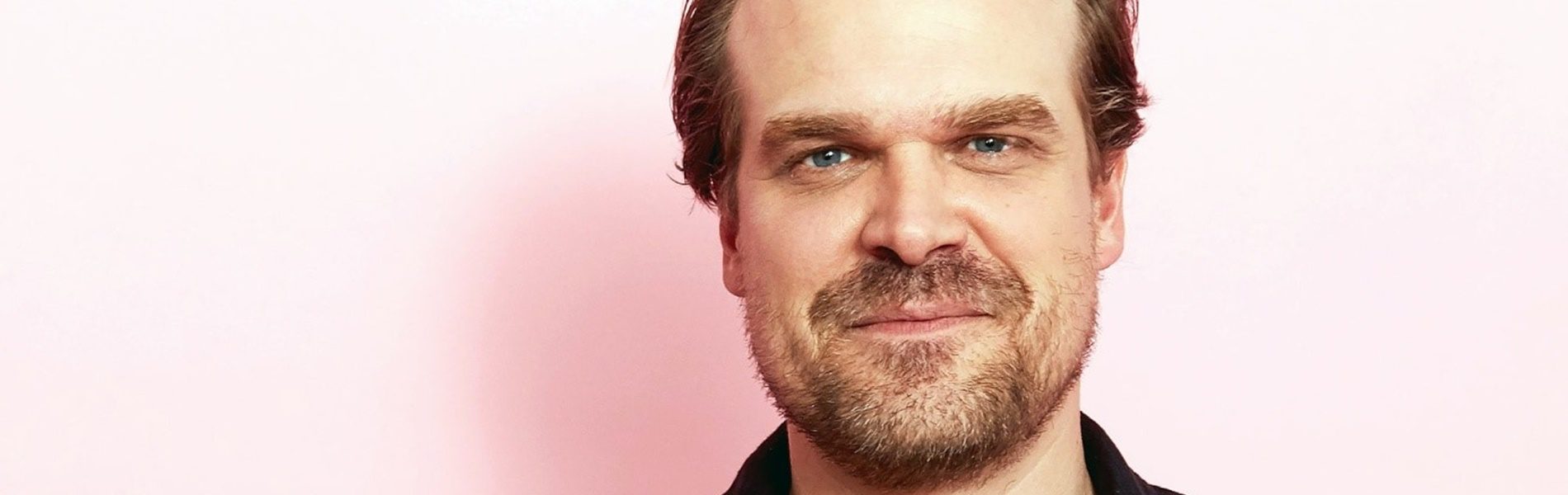 David Harbour, a Stranger Things Hopper sheriffje megmutatta hol lakik, és még a telefonszámát is közzétette