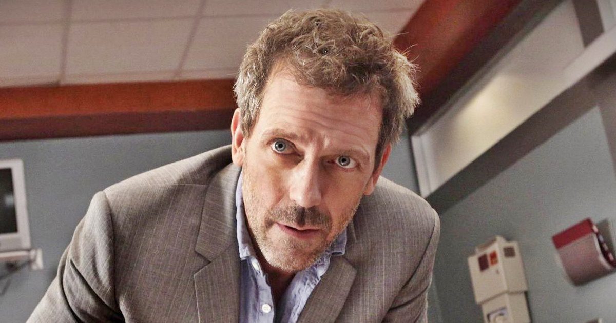 Meg sem ismernénk az utcán, ha szembejönne: így néz ki a Dr. House-t alakító Hugh Laurie 2022-ben, 62 évesen