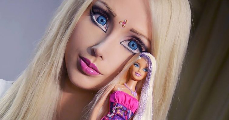 Végképp eltorzult a teste! Borzasztóvá műtette magát az emberi Barbie