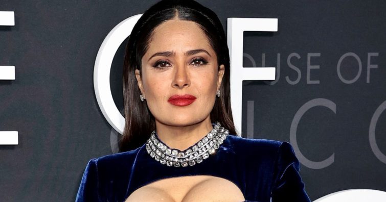 Salma Hayek fürdőruhás képétől fölrobbant az internet! Ilyen bombanő 57 évesen is a színésznő (Fotók!)