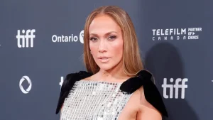 Le a kalappal! Jennifer Lopez 55 évesen is bomba formában van