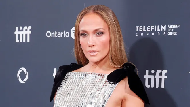 Le a kalappal! Jennifer Lopez 55 évesen is bomba formában van