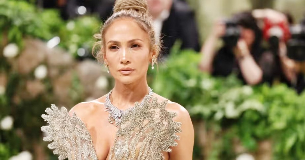 Le a kalappal! Jennifer Lopez 55 évesen is bomba formában van (Fotók!)