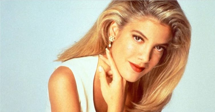 A Beverly Hills 90210 bombázóját plasztikával vádolják: így fest most az 51 éves Tori Spelling