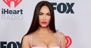 Botrány! Megan Fox a három kisfiával jelent meg, akiknek a lányos megjelenése mindenkit kiakasztott