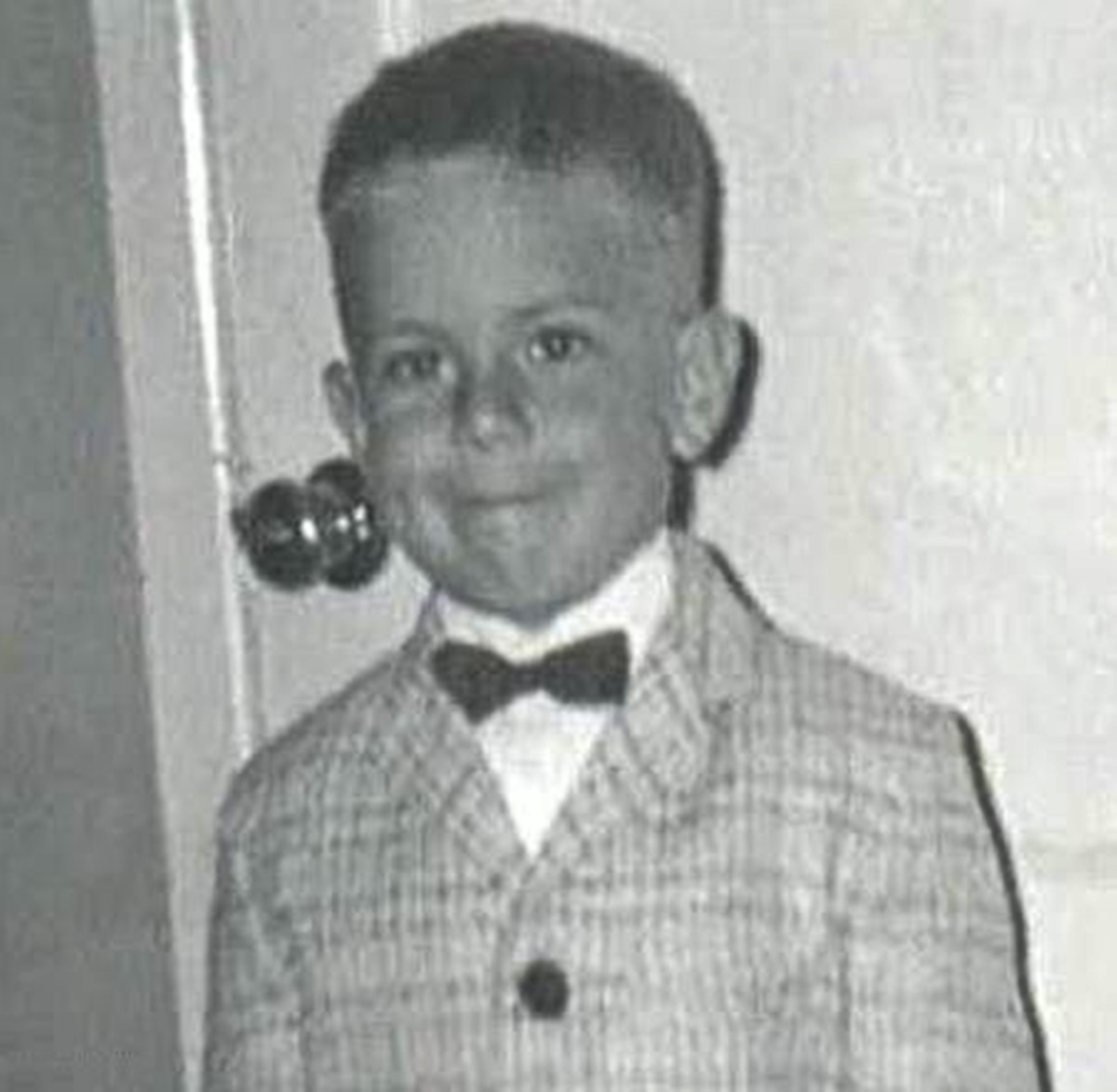 Felismered a képeken látható cuki kisfiút? Most 69 éves, és az elmúlt évtizedek egyik legnagyobb akciósztárja - Bruce Willis