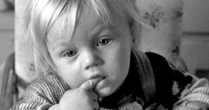 Felismered a képen látható cuki kisbabát? Most 49 évesen világhírű színész, hollywoodi szívtipró lett - Leonardo DiCaprio