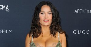 Salma Hayek 57 évesen is bomba formában van (Fotók!)