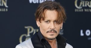 Johnny Depp külseje teljesen megújult – egy 30 éve tartó testi hibáját hozatta rendbe