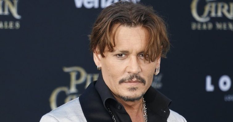 Johnny Depp külseje teljesen megújult – egy 30 éve tartó testi hibáját hozatta rendbe