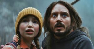 Alig lehet már ráismerni Elijah Wood-ra - Előzetest kapott az új filmje, a Bookworm!