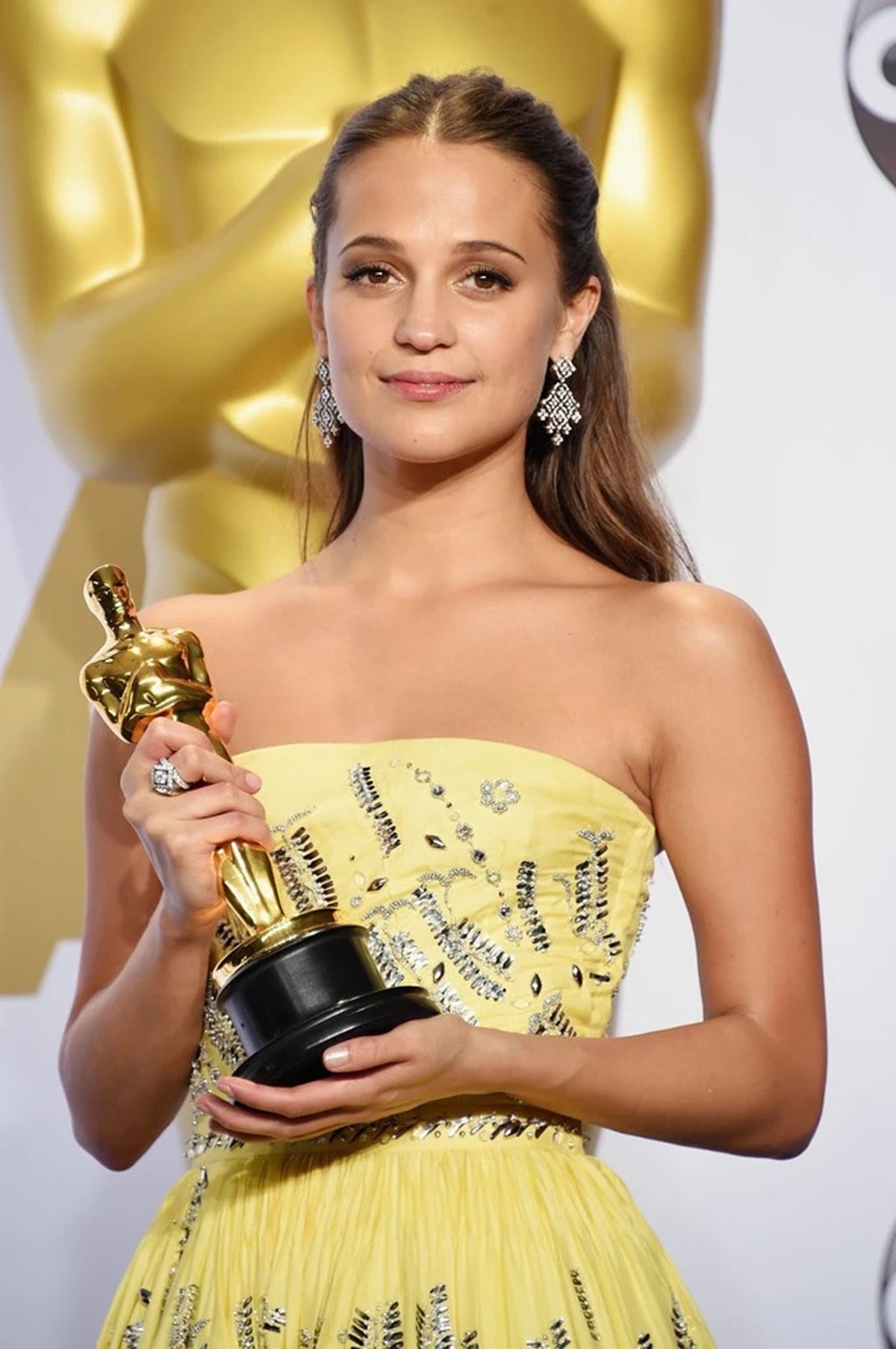 Felismered a képen látható cuki kislányt? Most 35 éves, világhírű, Oscar-díjas színésznő - Alicia Vikander