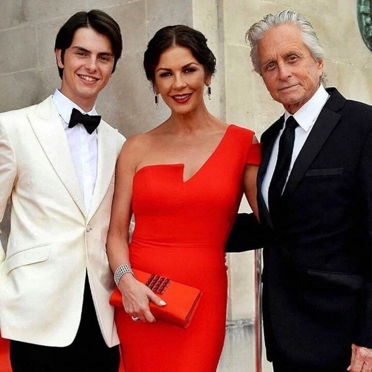 Kitalálod, hogy kinek a fia ez a jóképű pasi? Az anyukája a világ egyik leggyönyörűbb színésznője - Dylan Michael Douglas, Catherine Zeta-Jones és Michael Douglas fia