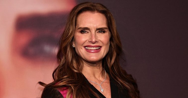 A kék lagúna 59 éves sztárjára így hasonlítanak a gyerekei - Friss fotókon Brooke Shields csodaszép lányai