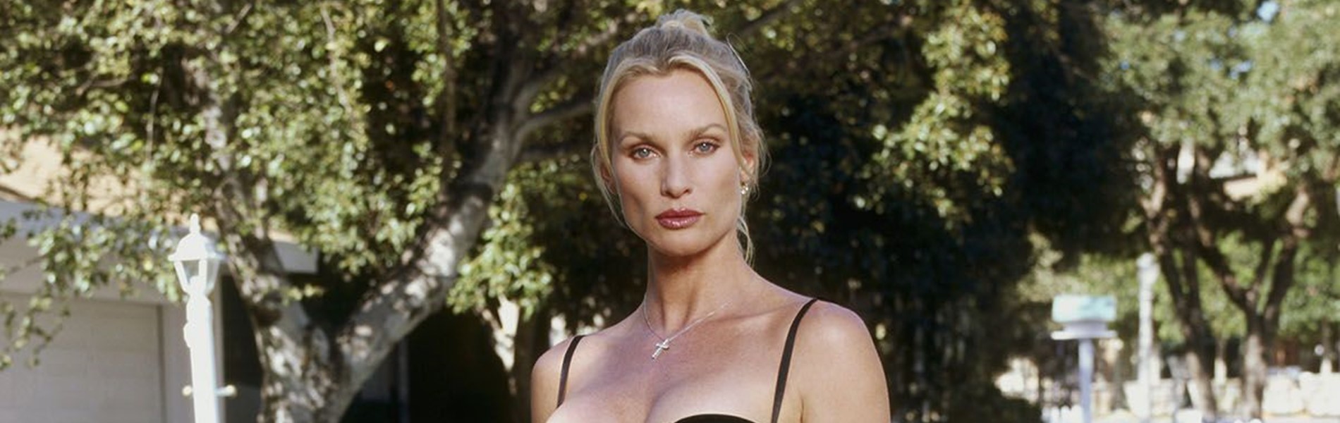 61 évesen is elképesztően dögös! Így néz ki ma Nicollette Sheridan, a Született feleségek szőke ciklonja